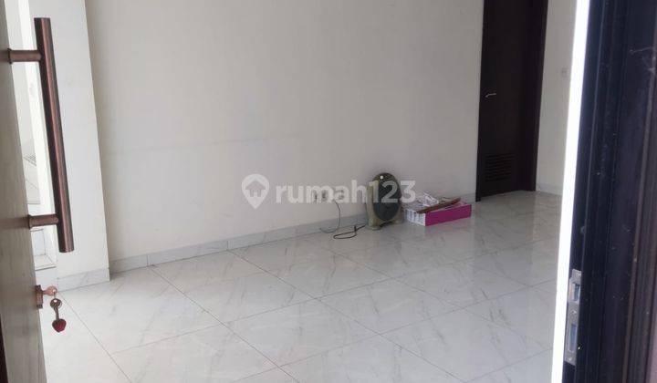 ruang makan rumah nyaman dalam cluster flavio