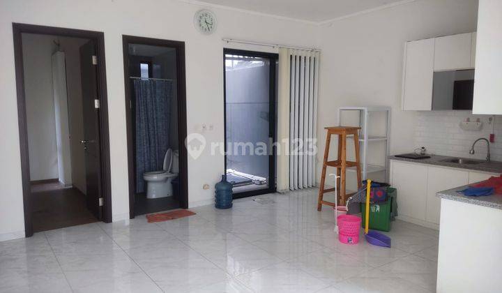 kamar mandi rumah nyaman dalam cluster flavio