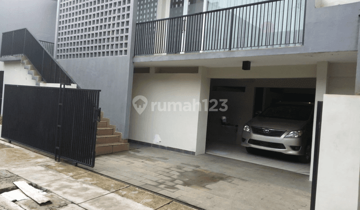 Rumah Kuldesak 3 Lantai SHM di Taman Meruya Ilir, Jakarta Barat 2