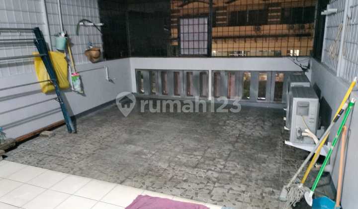 Shop House on the Side of the Road on Cendrawasih Street, Cengkareng 2