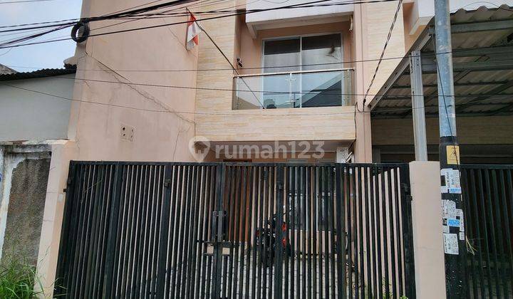 Rumah dua lantai  di Villa tomang mas duri kepa 2