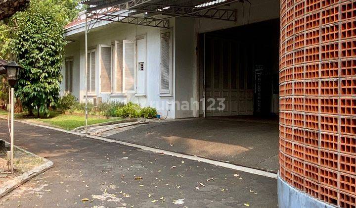 Rumah Besar Dengan Taman Yang Sangat Luas Di Kemang 2