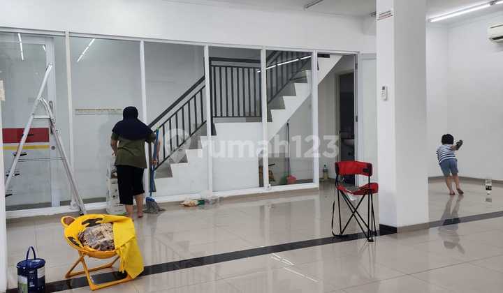 Strategic Ready-to-Use Attached Shophouse in Graha Raya, South Tangerang 2