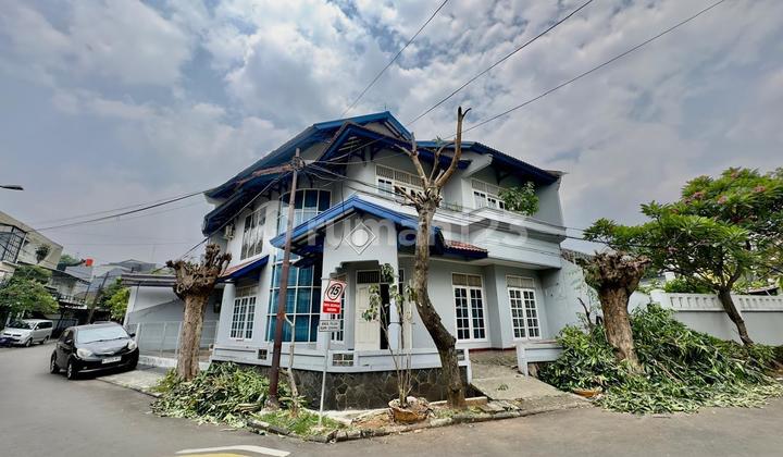 Rumah Besar Hook Letak Strategis Bintaro Tangsel 1