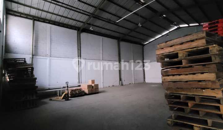 tampak depan gudang siap pakai stategis di