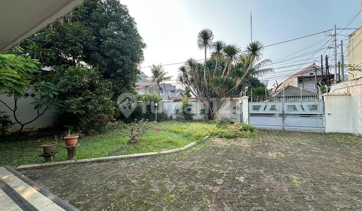 Rumah Dengan Halaman Luas Strategis Kebon Jeruk Jakbar