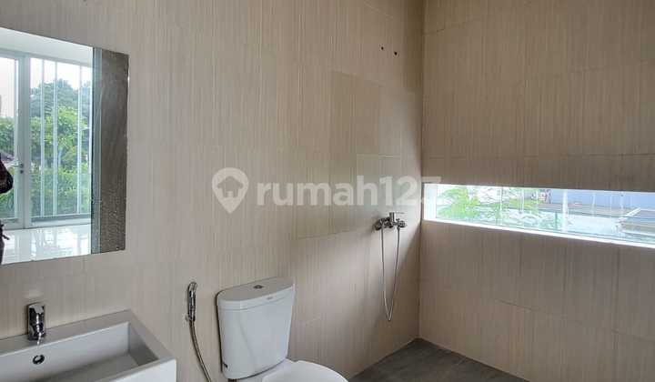 Rumah Modern 2 Lt Dijual Cepat 4 Kamar di Discovery Bintaro SC-16056 2