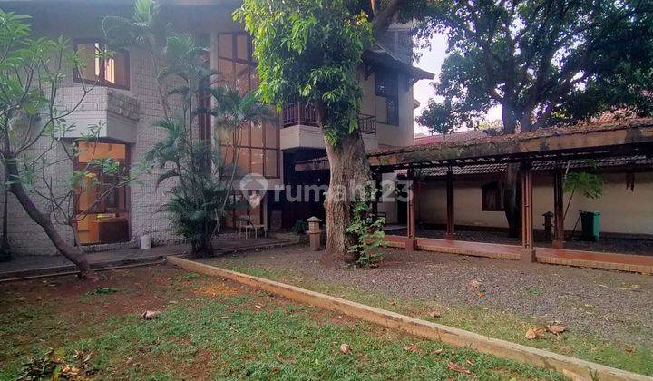 Rumah Vintage Hitung Tanah & Paviliun Dengan Halaman Sangat Luas 1