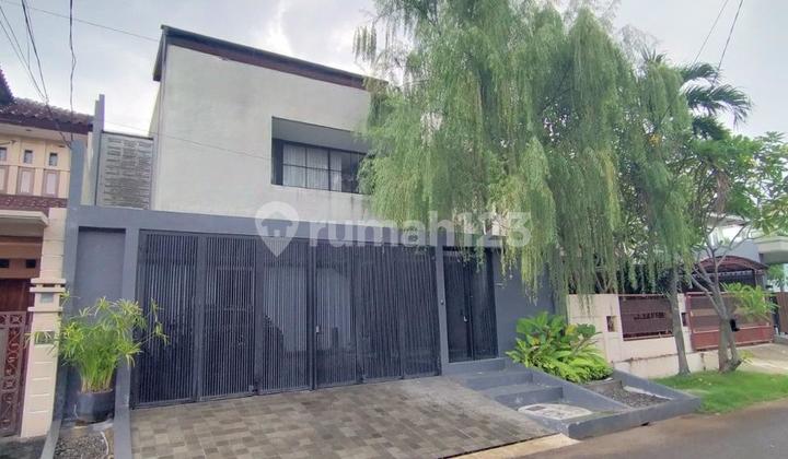 Rumah Cantik 3 Lantai Industrialis Siap Huni Nyaman, Bintaro 