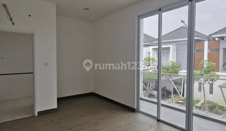 Rumah Tinggal 2 Lantai Dalam Komplek The Riviera Metland Puri 1