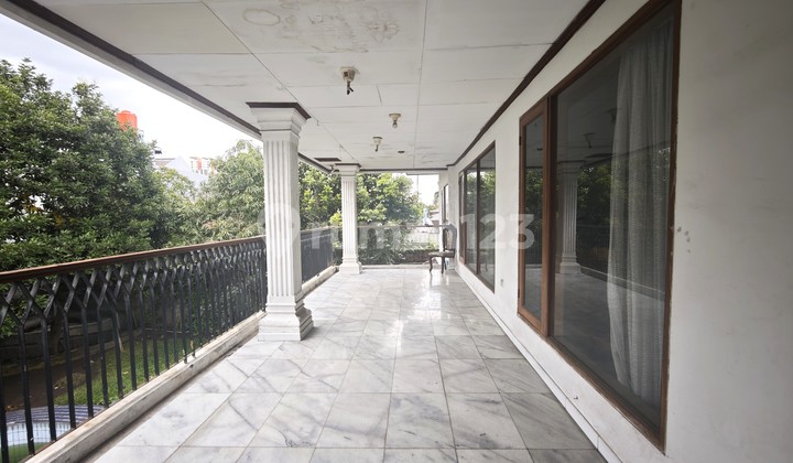 DIJUAL RUMAH TINGGAL MEWAH DI CILANDAK BARAT SUDAH ADA KOLAM RENANG
