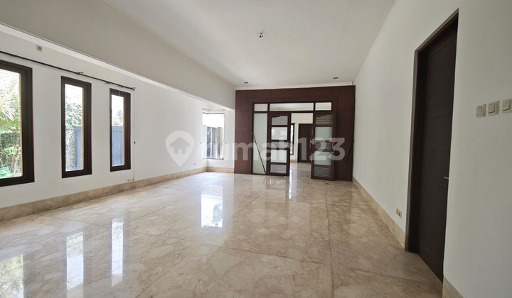 Disewakan Rumah 2 Lantai Dekat dengan Area Perkantoran di Menteng 2