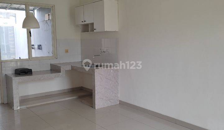 Disewakan Rumah 1 Lantai Rapi, Ada Kitchen Set di Abira Suvarna Sutera 2