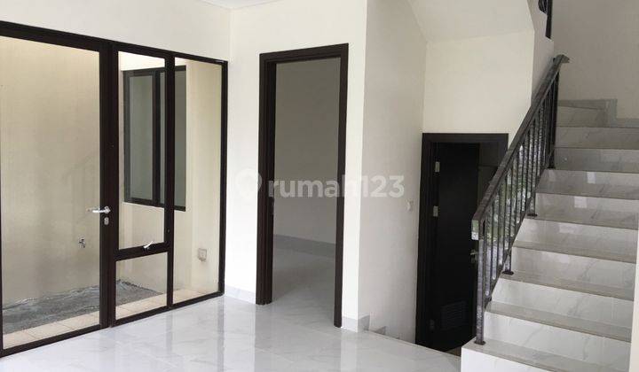 Disewakan Rumah Hook Semi Furnished di Enchanta, Lavon 1 2