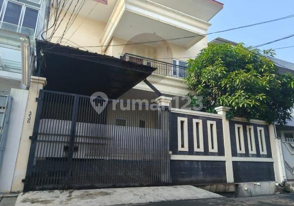 Rumah Bagus Siap Huni Lokasi Strategis di Tomang