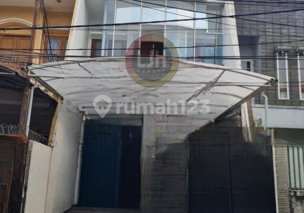 3-Story Ready-to-Live-in Shophouse, Strategic Location