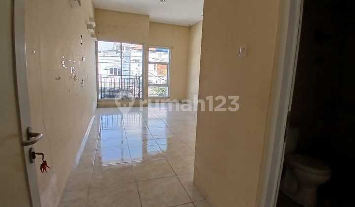 3-Unit Row House Suitable for Restaurant, Office, Clinic, Strategically Located in Tomang, West Jakarta 2