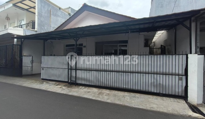 For Rent Newly Renovated House Ready to Occupy Location in a Strategic Complex in Tomang, West Jakarta