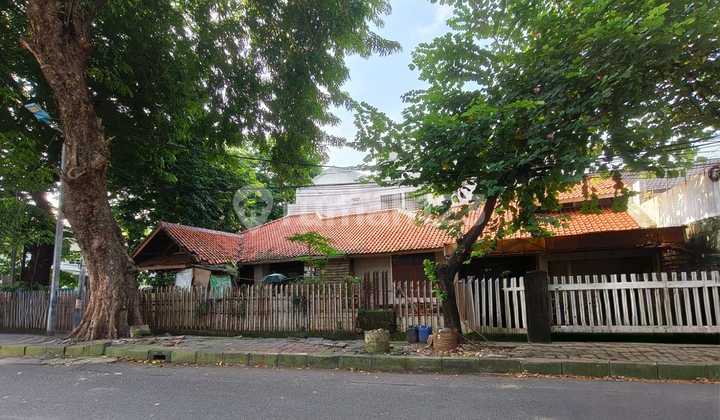 Di Jual Rumah Lama Posisi Hoek Hitung Tanah Lokasi Premium Jalan Besar di Tomang, Jakarta Barat