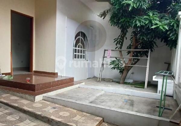 Rumah Bagus Siap Huni Lokasi Strategis di Tomang