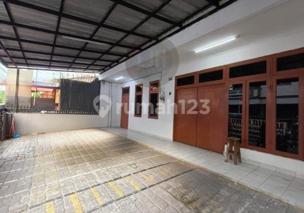 Rumah 2,5 Lantai Rapi dan Terawat Lokasi di Tomang, Jakarta Barat. Rumah 2,5 Lantai Rapi dan Terawat Lokasi di Tomang, Jakarta Barat.