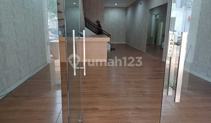 3-Storey Shop House for Rent Ready to Use Strategic Location in Gading Serpong, South Tangerang 2