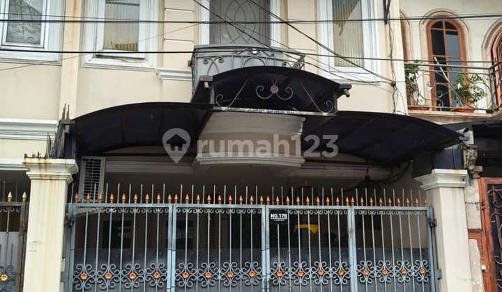 Rumah Siap Huni dalam Kompleks di Tomang, Jakarta Barat