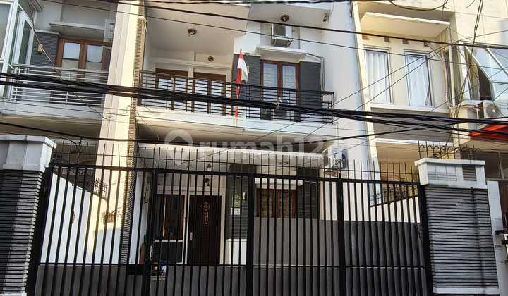 Rumah Bagus Siap Huni, Full Furnished di Grogol, Jakarta Barat