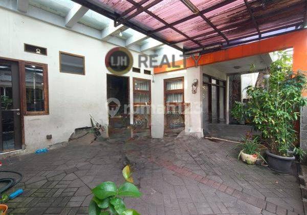 Rumah Lawas Hitung Tanah 1,5 Lantai di Tomang - Jakarta Barat 1