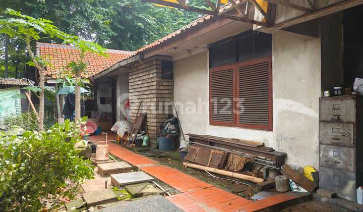 For Sale Old House Corner Position Land Calculation Premium Location Main Road in Tomang, West Jakarta 2