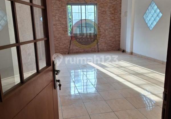 4-Story Shophouse for Rent, Suitable for Office, Warehouse, Online Business in Cideng 2