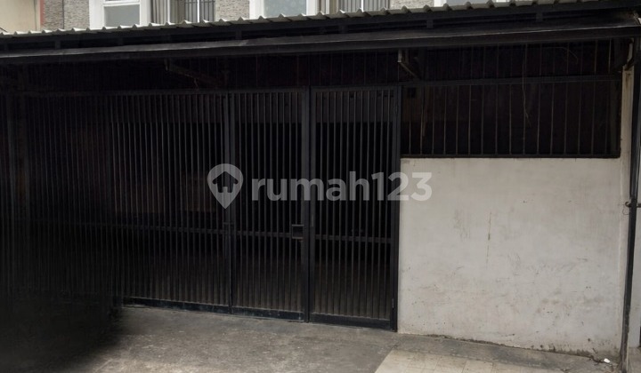 3-Unit Row House Suitable for Restaurant, Office, Clinic, Strategically Located in Tomang, West Jakarta