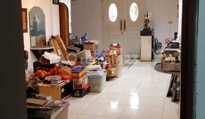 Rumah Rapi,Semifurnish,2 Lantai Disewakan di Tomang 2