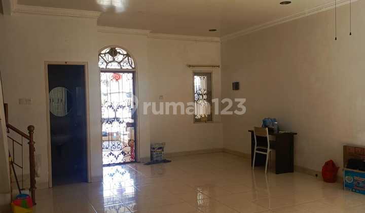 Rumah Rapi,2 Lantai,Semifurnish Disewakan di Malibu,Cengkareng