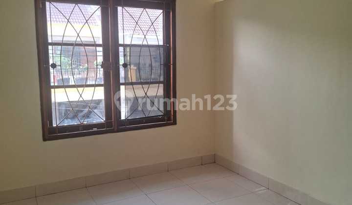 Neat House, 3 Floors for Rent in Taman Palem Leatari, Cengkareng 2