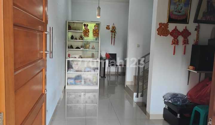 Rumah Siaphuni,Rapi,3 Lantai Dijual di Taman Surya,Cengkareng