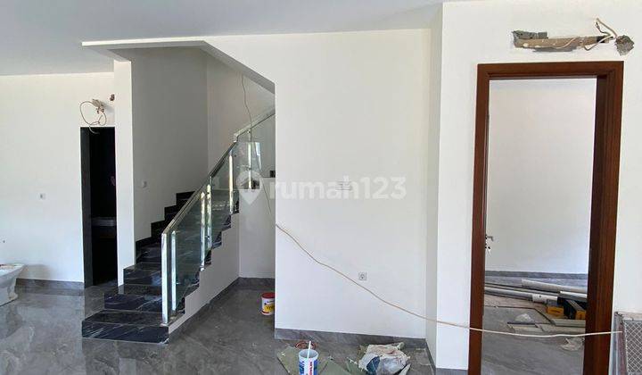 Rumah di hoek, 3 lantai dijual di Citra Garden 6,cengkareng 1