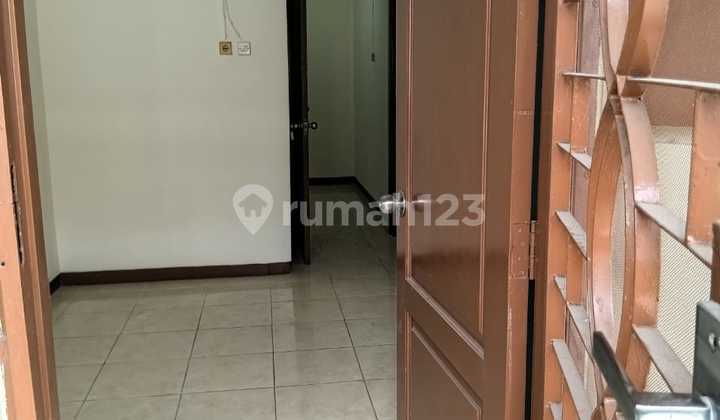 Rumah Rapi,3 Lantai Disewakan di Tanjung Duren Rumah Rapi,3 Lantai Disewakan di Tanjung Duren