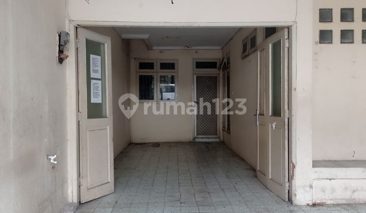 Rumah 2 Lantai,Luas,Rapi Disewakan di Taman Palem