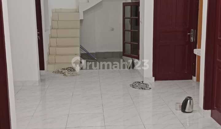 Rumah Rapi,luas,baru Renovasi Disewakan Di Kalideres