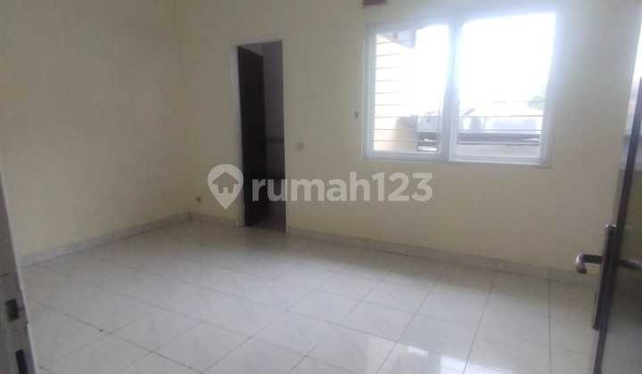 Rumah Rapi,2 Lantai Disewakan di Taman Surya 2