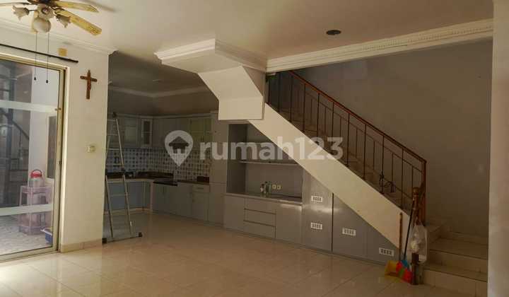 Rumah Rapi,2 Lantai,Semifurnish Disewakan di Malibu,Cengkareng 2