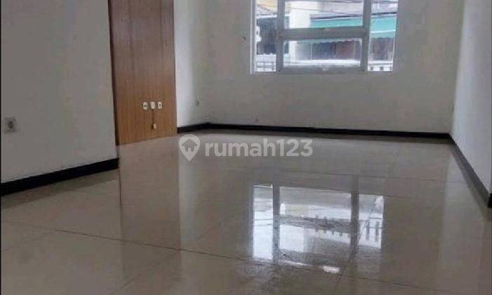 Rumah Hook, Luas, 2 Lantai Disewakan Di Tomang Raya 2