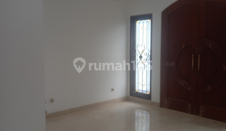 Rumah Besar,Bagus,Rapi,3 Lantai Disewakan di Puri Indah 2