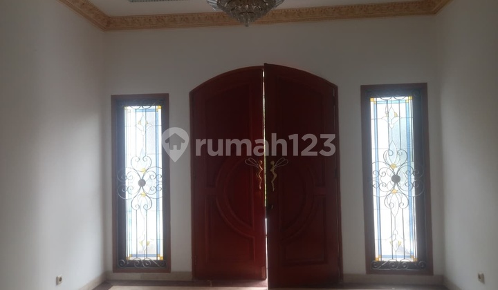 Rumah Besar,Bagus,Rapi,3 Lantai Disewakan di Puri Indah
