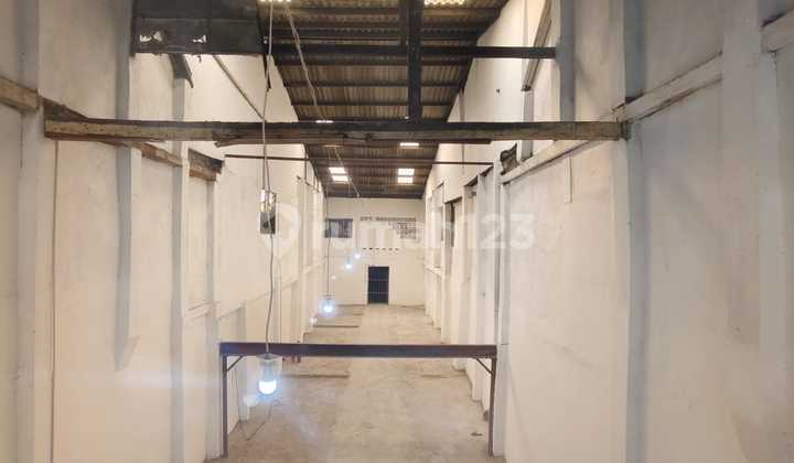 Strategic, clean warehouse for rent in Pekojan, city