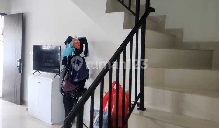 Neat House, Semi-Furnished for Rent in Royalpalm, West Cengkareng 2