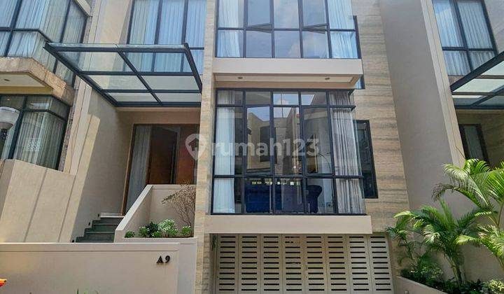 Rumah Bagus Design Modern di Cilandak.
Dalam townhouse.
Keamanan 24 jam.
Rumah 3 lantai.
 1