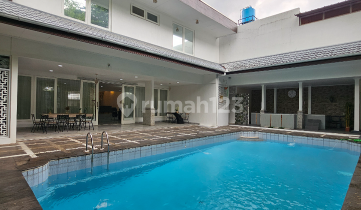 Rumah Terawat 2 Lantaidalam Komplek Gate System 