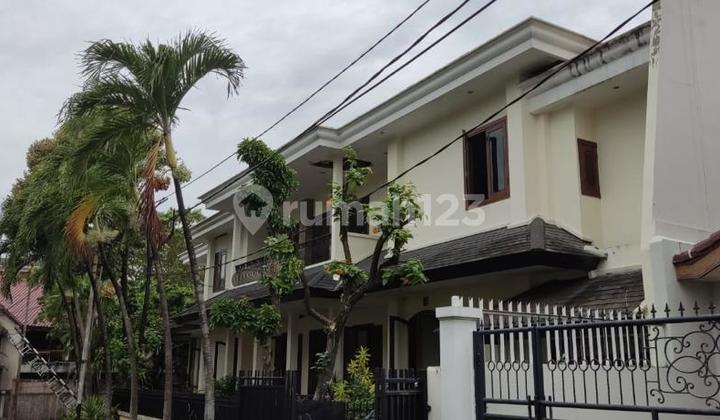 Rumah Klasik Posisi Hook Perumahan Menteri Patra Kuningan 